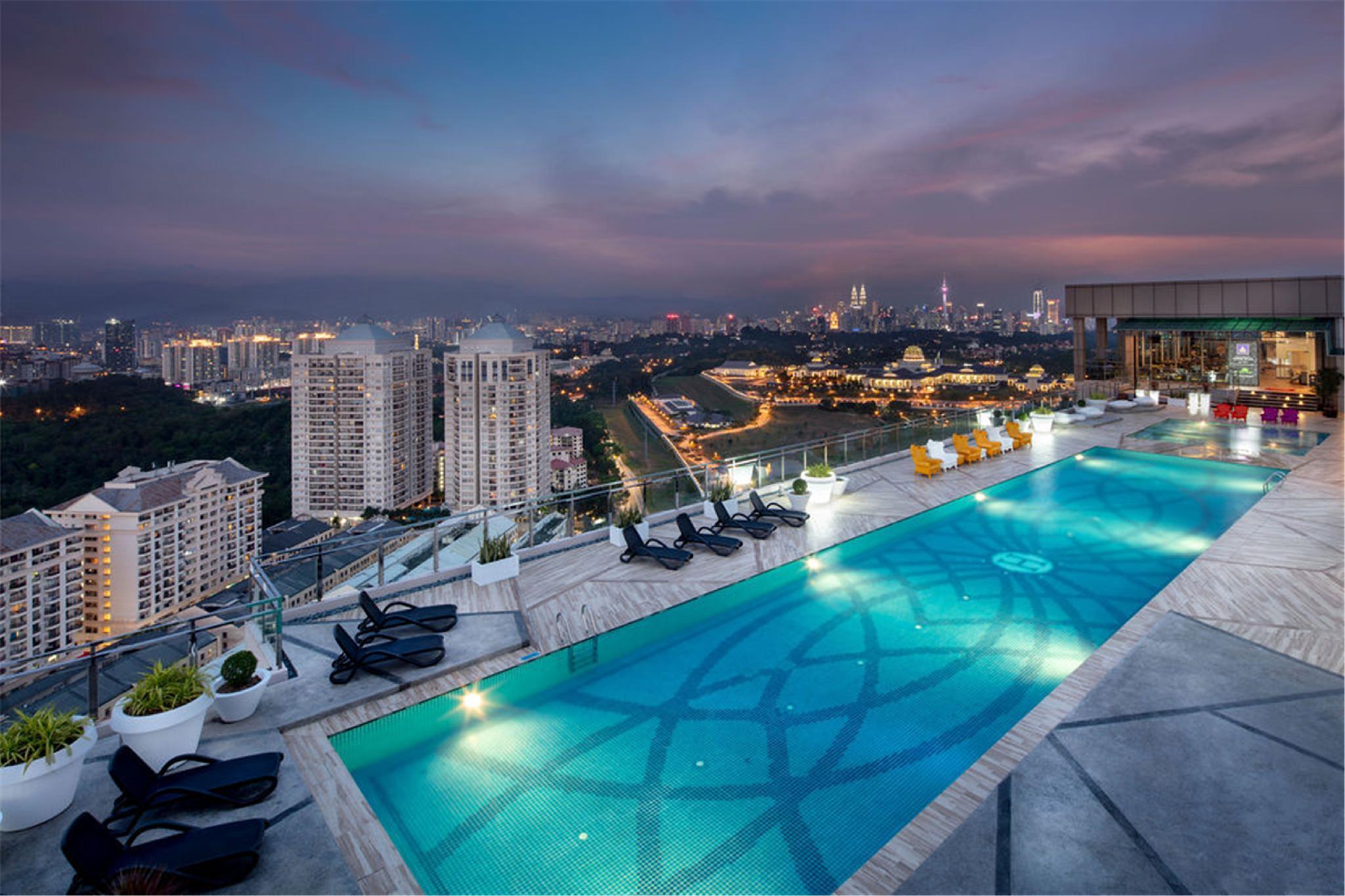 Dorsett Hartamas Kuala Lumpur Hotel Exterior foto Infinity pool at the rooftop of the hotel