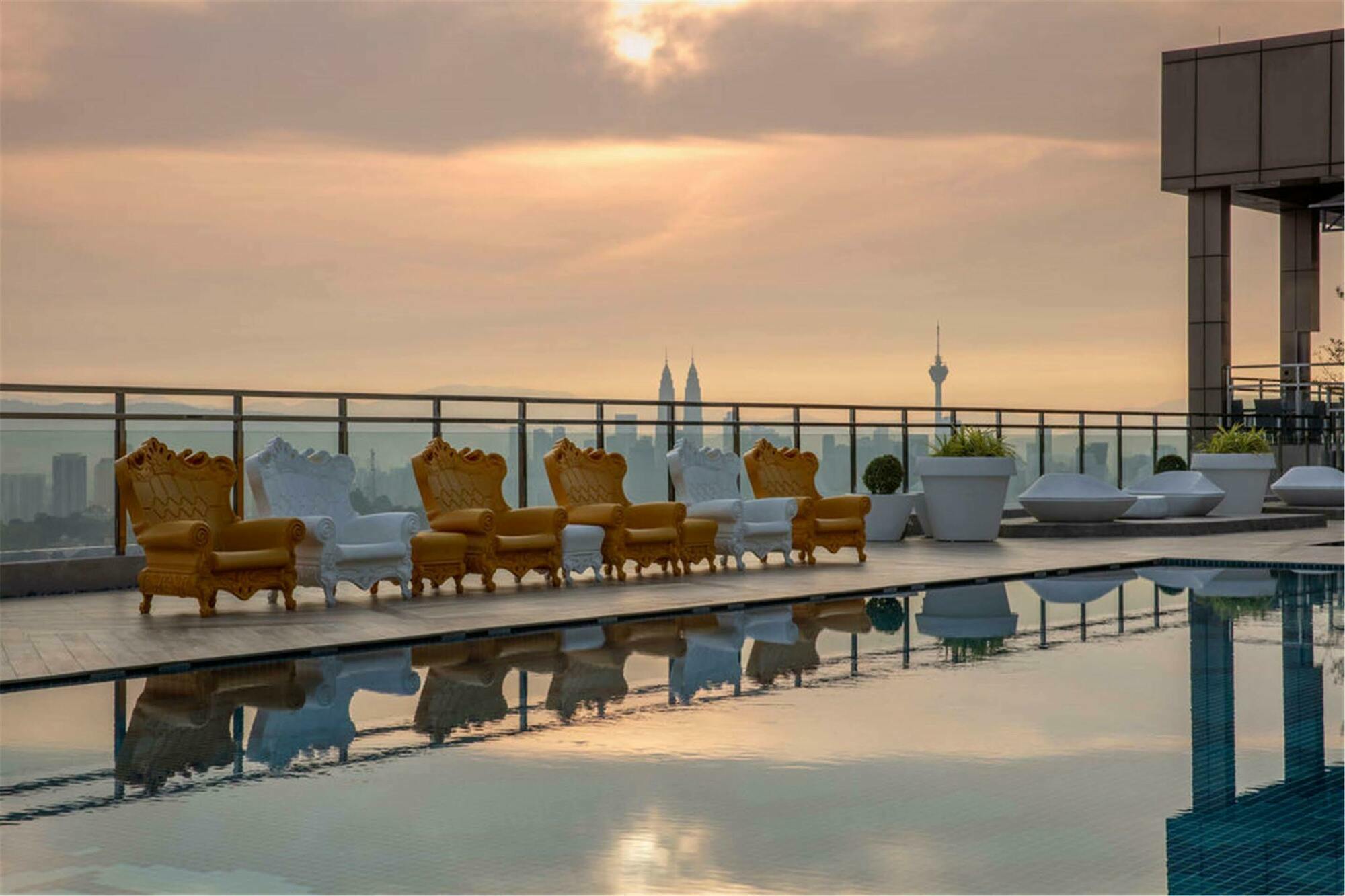 Dorsett Hartamas Kuala Lumpur Hotel Exterior foto The rooftop pool at the hotel